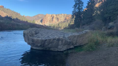 Crooked River Shoreline – Smith Rock State Park – Central Oregon – 4K