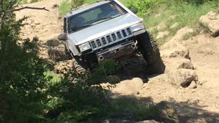 Grand Cherokee on Boggers long boulder field climb