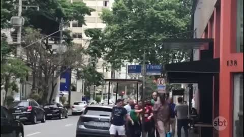 Bolsonarista Carla Zambelli saca arma e aponta para grupo de pessoas em SP | SBT Brasil