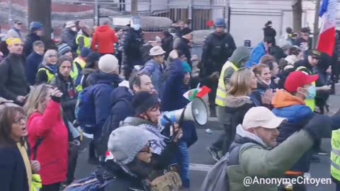 Énorme manifestation à Paris contre le pass vaccinal et Emmanuel Macron