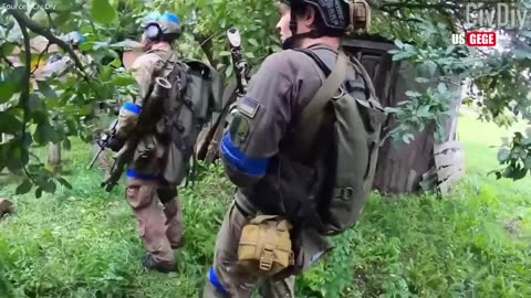 HORRIBLE FOOTAGE!! Ukrainian forces brutally shot Russian troops trapped in Bakhmut