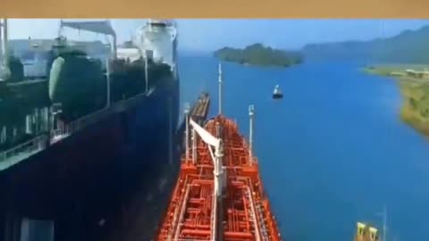 How ships cross the Panama Canal