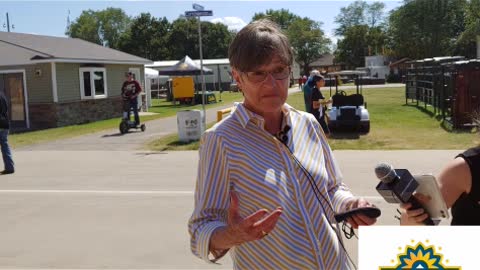 KS Gov Laura Kelly with Jiggy Jaguar KSF 2021