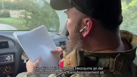 Ein Offizier der Streitkräfte liest die Berichte russischer Soldaten und Offiziere. Sie wurden in