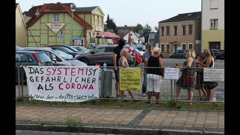 Bürger protestieren gegen die Regierungsmaßnahmen während der Corona Pandemie in Wolgast