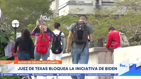 Un juez de Texas bloquea el alivio para la deuda estudiantil impulsado por Biden