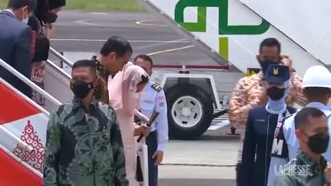 G20, la first lady indonesiana scivola sulla scaletta dell'aereo