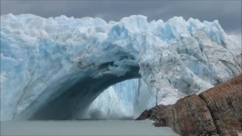 Glacier bridge collapses in Perito Moreno