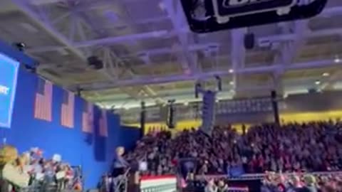 Gritos de "EUA! EUA!" por toda parte no comício de Trump em New Hampshire enquanto ele fala