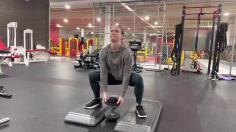 DUMBBELL ELEVATED SUMO SQUAT