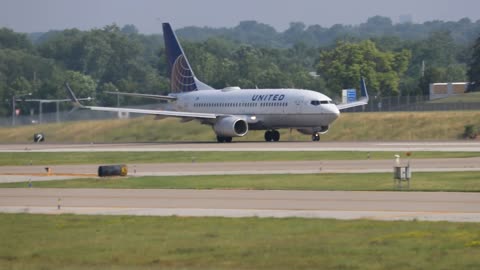 United Boeing 737-700 departing St. Louis lambert Intl -STL