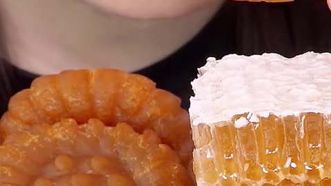 Raw HoneyComb Yakgwa Honey Cookies #zoeyasmr #zoeymukbang #bigbites #mukbang #asmr #food #먹방 #틱톡푸드 #