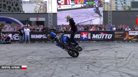 Motorcycle stunt battle. Epic!