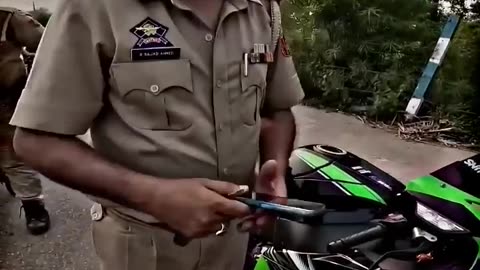 #ManikAtri POLICE 🚨 vs BIKER 🥵 _BIKED SIZED 😮#police #shorts #bike #rider #vlog #ktm