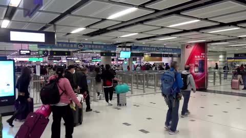 Bustle at Hong Kong border as China ends quarantine