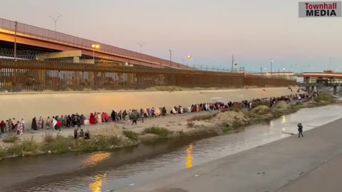 THOUSANDS Of Illegal Migrants Line Up On The Border Crossing The Rio Grande