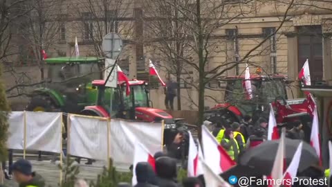 Poznan Poland： A thousand tractors block city center