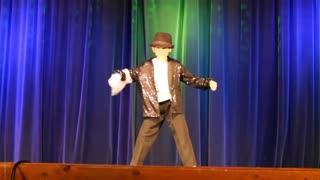 Niño de 9 años conquista un show de talentos con un baile de 'Billie Jean' de Michael Jackson