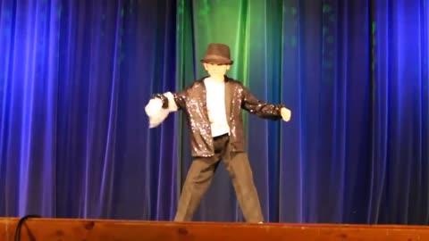 Niño de 9 años conquista un show de talentos con un baile de 'Billie Jean' de Michael Jackson