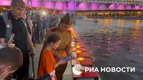 Lighting candles in Moscow, to commemorate victims of WW2 Nazi aggression