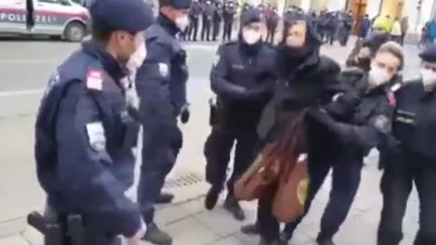 Rakouská policie brutálně napadla starší ženu s nákupem v ruce, šla nakupovat bez respirátoru!