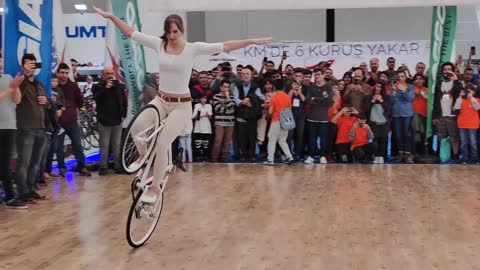 📹 Girl Biker Performs - You Must See