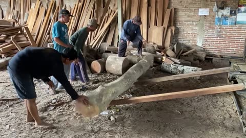 Warning...!! Special Skills of Sawmill Operators Sawing Teak Wood Milling Techniques in Sawmills