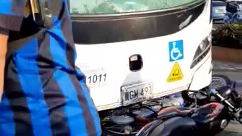 Accidente entre bus de Transcaribe y moto