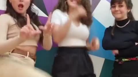 Larissa Manoela e Maisa~{Tik Tok}