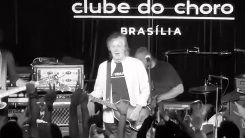 Paul McCartney faz show surpresa em Brasília para poucos fãs