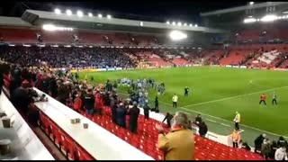 Comunhão entre adeptos do FC Porto e equipa volta a repetir-se em Anfield