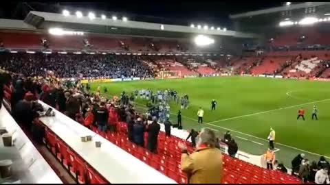 Comunhão entre adeptos do FC Porto e equipa volta a repetir-se em Anfield