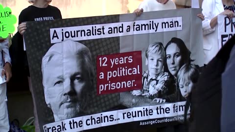 Australian lawmakers urge release of Julian Assange