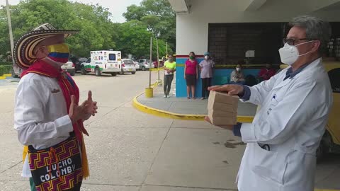 Lucho Colombia entrega panes para heroes