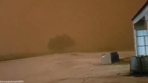 Sandstorm Turns Day Into Night in a Matter of Minutes