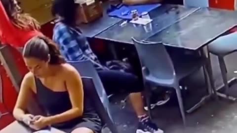 Woman in USA gets robbed while eating at a restaurant