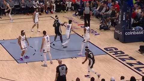 NBA - Giannis with the no-look dime to Bobby Portis 👀 Bucks-Grizzlies