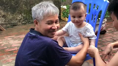 The baby’s happy with his grandfather ^O^