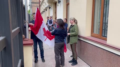 Trudeau and members of his cabinet appear to be having trouble raising the Canada flag