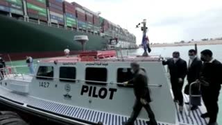 Video: Así avanzan los trabajos para liberar barco atrapado en el Canal del Suez