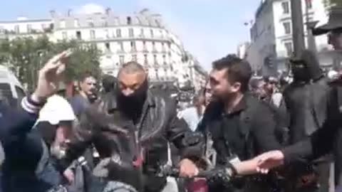 Paris protesters start 'street fight' with police