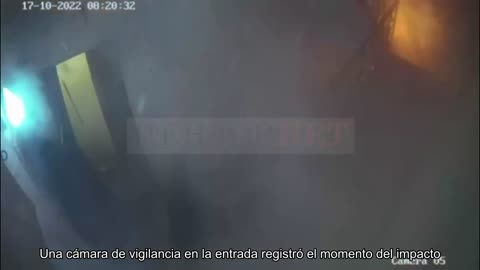 Una cámara de vigilancia en la entrada registró el momento en que un dron kamikaze impactó contra u