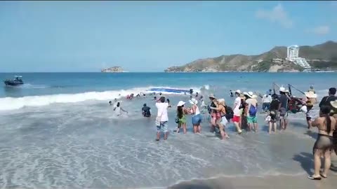 Video: Lancha con turistas se voltea en playa de El Rodadero