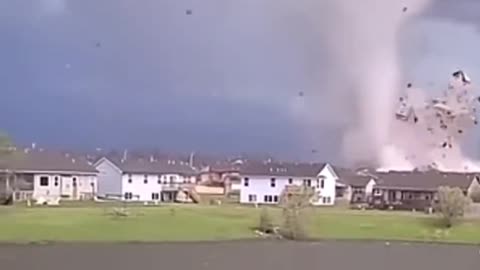 EXTREMELY CLEAR VIDEO OF HUGE TORNADO