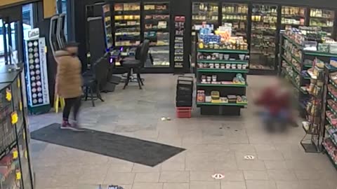 2 White women were voilentIy attacked at a gas station store