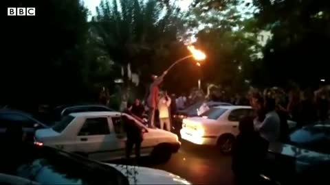 Mahsa Amini: Women in Iran burn headscarves in anti-hijab protests – BBC News