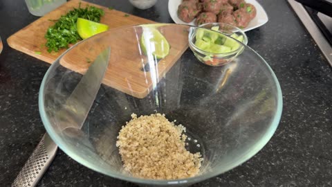 Quinoa Veggie Cups with Homemade Meatballs! 🥗🍴
