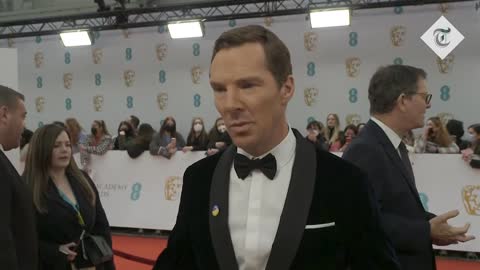 Baftas host gives Putin the middle finger as Cumberbatch welcomes Ukrainians