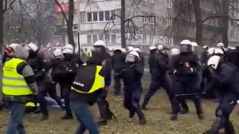 Puolan poliisi hakkaa nyt mielenosoittaneita maanviljelijöitä.