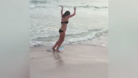 FAIL on the beach - This woman try to surf